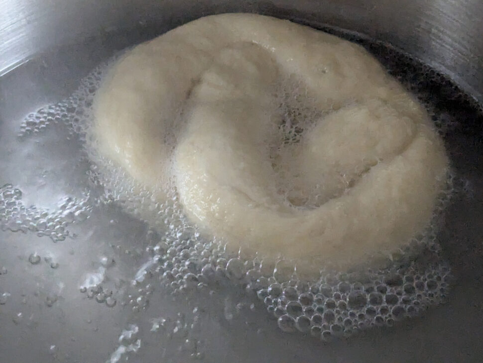 Brezel in der Lauge kochen